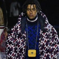 “Factory” by Tommy Hilfiger: co-lab d’effetto con Richard Quinn, svelata sotto una pioggia torrenziale