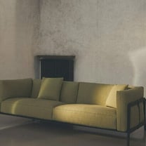 ポール・スミスがイタリアの家具ブランドとコラボ、ソファやアームチェアなどミラノサローネで発表