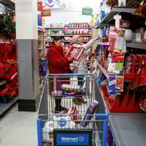 US Thanksgiving weekend sales hit record on big discounts, online boost
