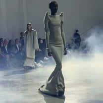 La elegancia de Rick Owens se abre paso entre los nubarrones