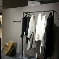 ビギが新ウィメンズブランド「デパリエ」を立ち上げ、デザイナーは大槻聡士