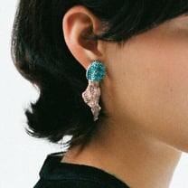 Loewe lanza al mercado su colección de joyería junto a la artista Lynda Benglis