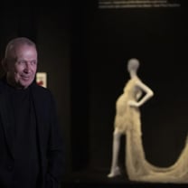 Jean Paul Gaultier, enamorado de "la mujer fuerte, libre y que elige"