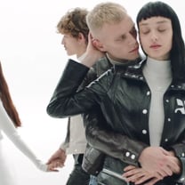 Courrèges enthüllt modernisierten Flagship-Store und Entwürfe von Kreativdirektor Nicolas di Felice