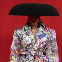 Balenciaga: un défilé sur tapis rouge, et une avant première mode pour les Simpsons