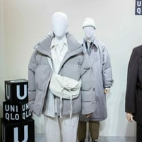 ユニクロ ユーの「ドローストリングショルダーバッグ」からスモールサイズが登場、通常サイズの好評を受け