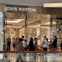 早报 | LV将涨价消息引发消费者排队抢购；多家国内服饰集团发布盈利预警