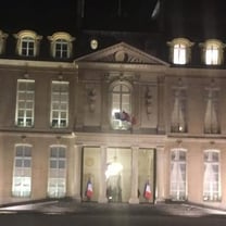 Macron celebra a la moda en el Palacio del Elíseo y elogia la contribución de diseñadores extranjeros en Francia