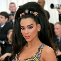 Penélope Cruz e Dua Lipa serão as anfitriãs do próximo Met Gala