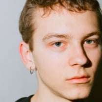 Pihakapi: la nuova sfida creativa del giovane Vejas Kruszewski