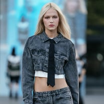 Looks preppy, elegantes total black y aires hippie chic protagonizan la pasarela del sexto día de BAF Week