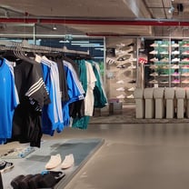 Adidas inaugure son nouveau temple du sport sur les Champs-Elysées