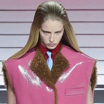 Prada: женственность, сила и большой секрет про Рафа Симонса