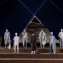 Una sfilata di Dior ai piedi delle piramidi, la sua prima in Egitto
