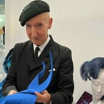 Stephen Jones: vestindo o funeral real e revelando as suas últimas ideias
