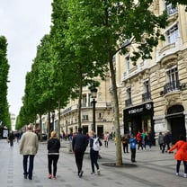 Avenida Champs-Elysées volta a ser a artéria comercial mais atrativa da Europa