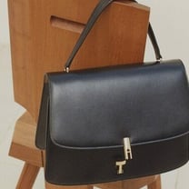 ザ・ロウが新作バッグを発売、ブランドアイコンが着想源