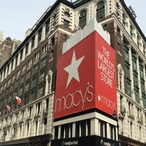 Macy's через суд хочет запретить размещать рекламу Amazon на здании флагмана