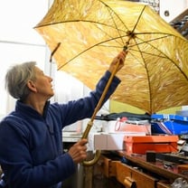 Raccommoder les parapluies, un art dans l'air du temps