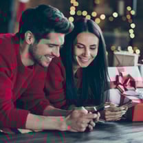Bonnes affaires, achats anticipés et petits cadeaux: les astuces des Français pour les fêtes de fin d'année