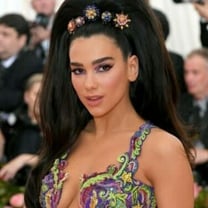 Дуа Липа и Роджер Федерер станут ведущими бала Met Gala, посвященного Карлу Лагерфельду