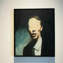 アンダーカバー高橋盾による初の個展内部が公開、目を塗り潰した油絵「肖像画シリーズ」を披露