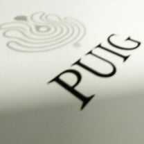 Puig ganó un 27 % menos en el primer semestre pese a elevar sus ventas hasta los 2171 millones de euros