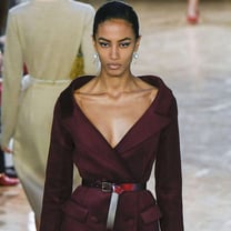 Elie Saab gira hacia lo gótico y Altuzarra recupera sus raíces chinas