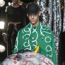 Charles Jeffrey Loverboy celebra el cuerpo en todos sus estados