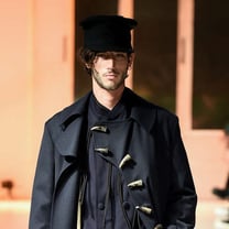 Yohji Yamamoto presenta una rebelión de sastrería maestra